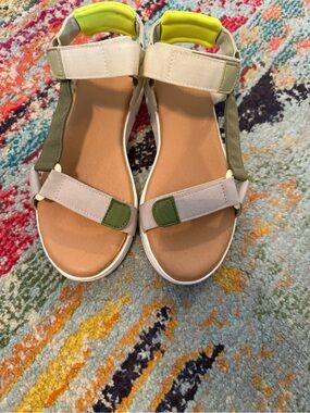 Boutique Women’s Strap Sandals in Beige and Olive a little highlight!